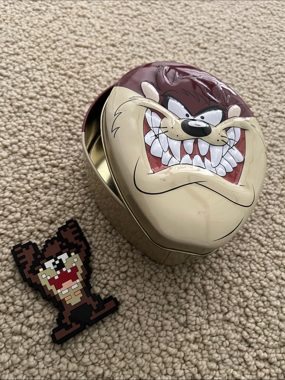 Taz The Tazmanian Devil Looney Tunes Collector Tin Vintage + Bonus Magnet 8-Bit